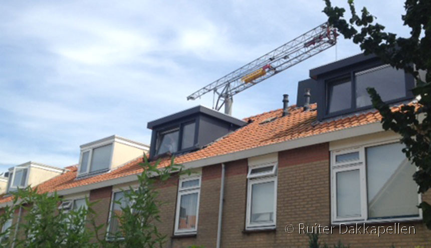 Dakkapel onderhoud Noordwijk, buitenaanzicht zwarte en witte dakkapellen
