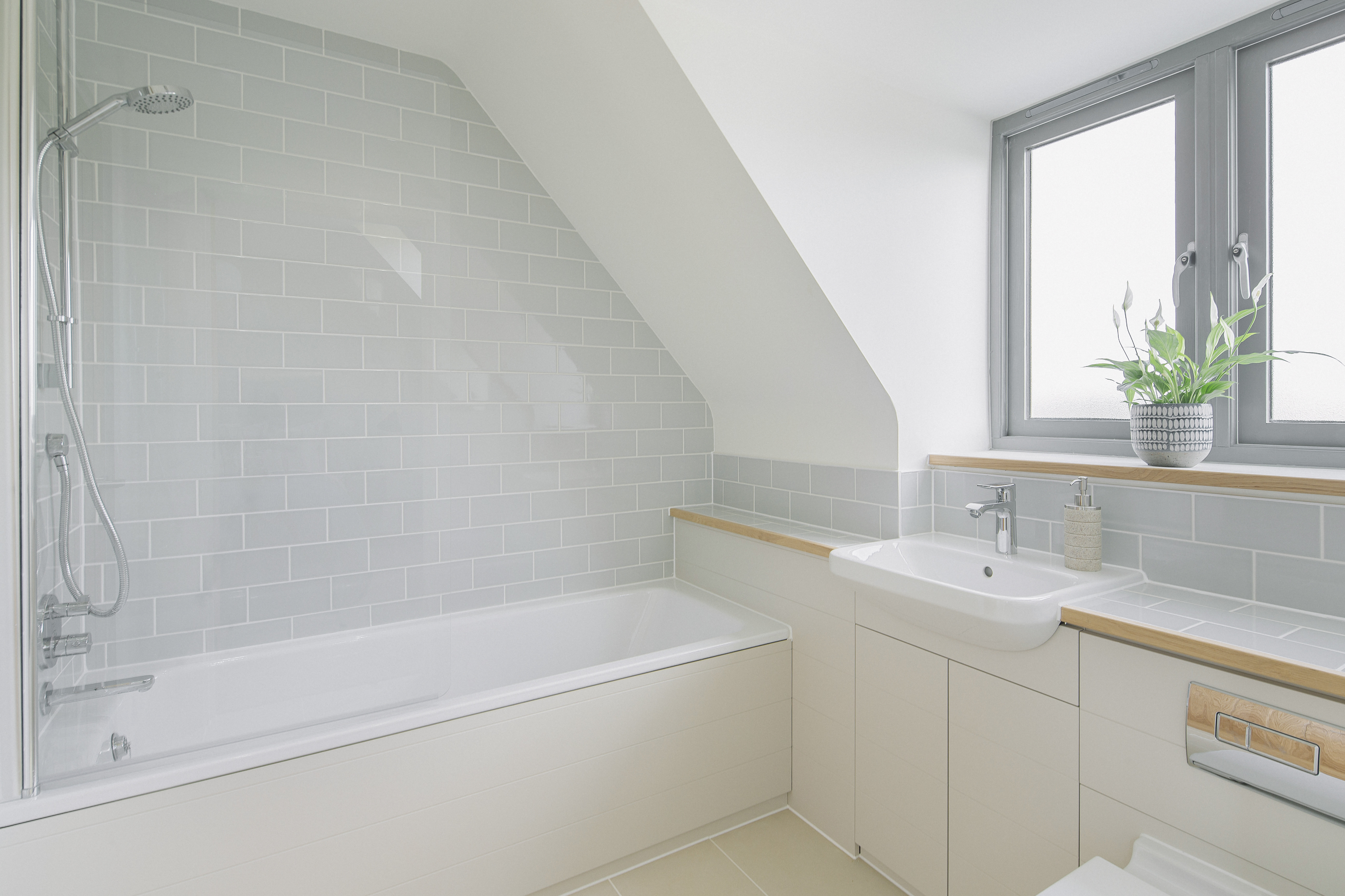 Badkamer ruimte met dakkapel, binnenaanzicht: bad & wastafel