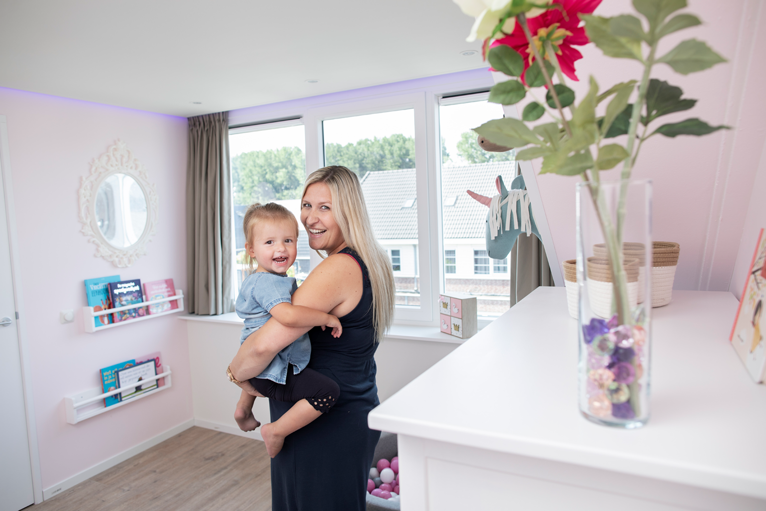 Dakkapel vervangen in kinderkamer. Moeder met kind. Witte dakkapel.