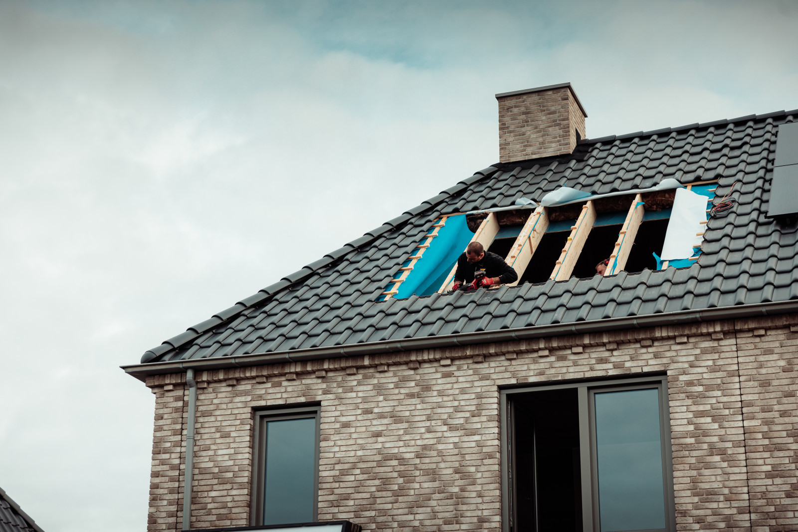 dakkapel monteur van ruiter dakkapellen die een dakkapel plaatst