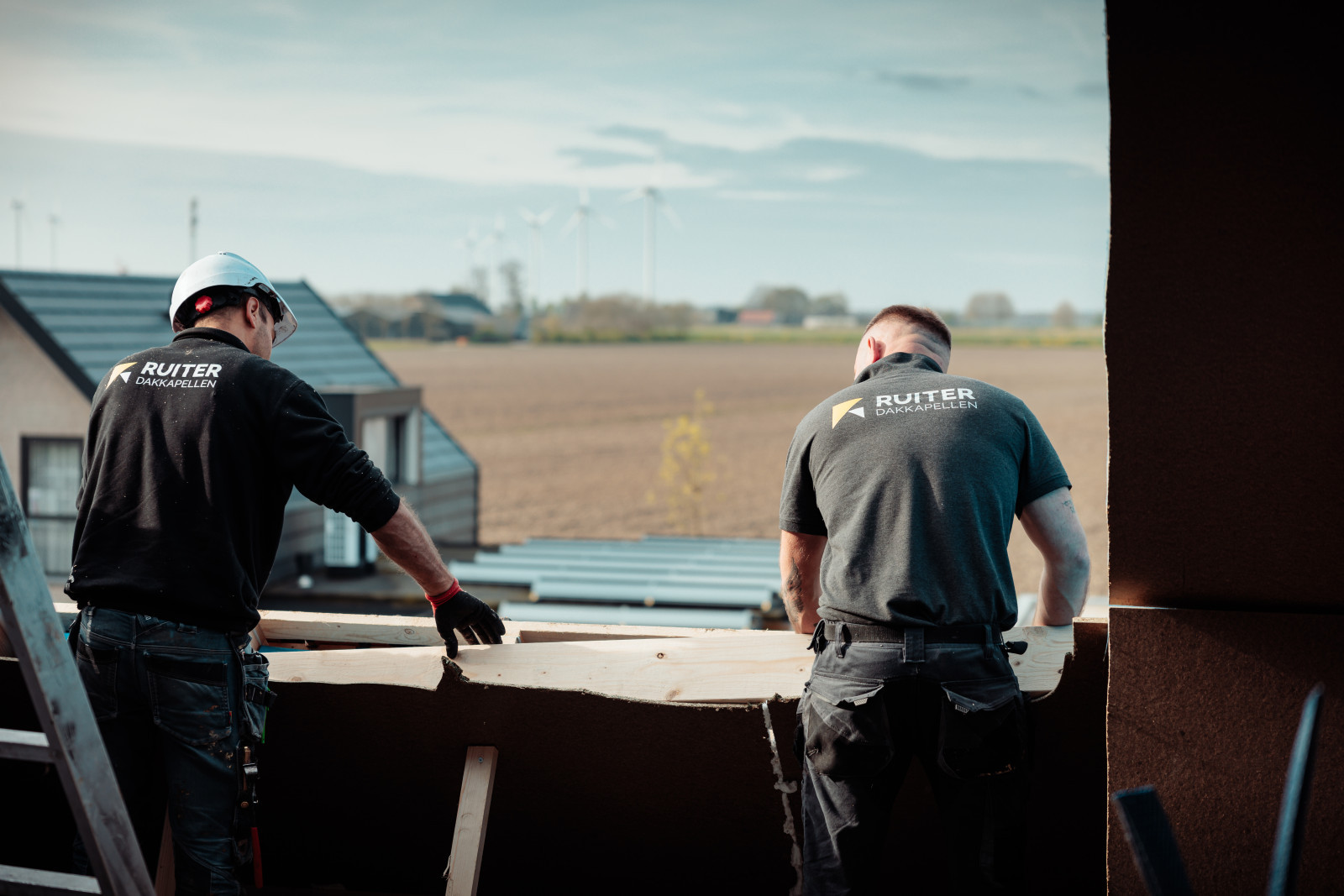 dakkapel monteurs aan het werk in een dakkapel