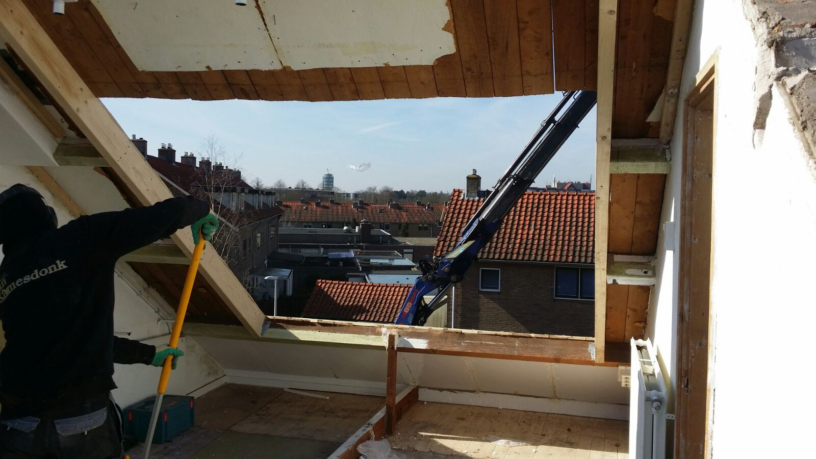 Bussum prefab dakopbouw installatie, gat in dak.