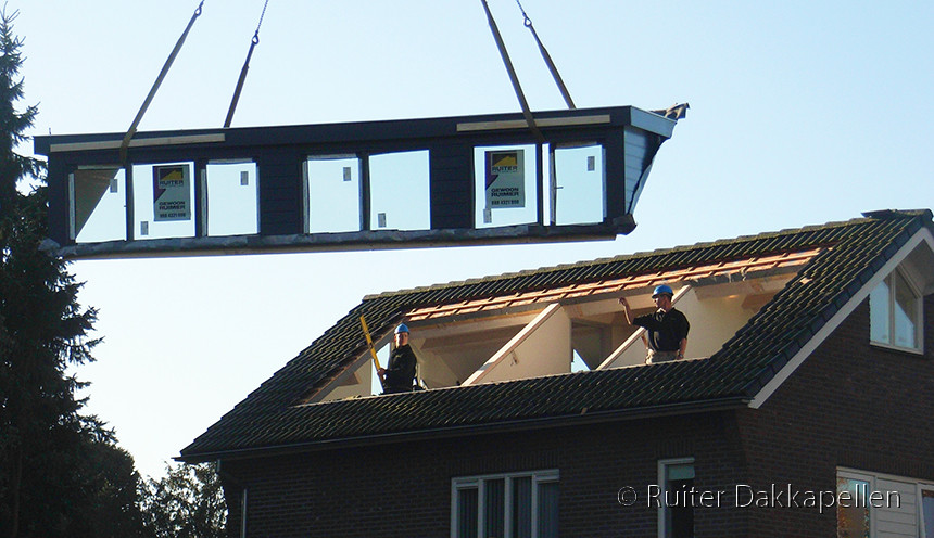 Prefab dakkapel snel plaatsen, met hijskraan omhoog getild.