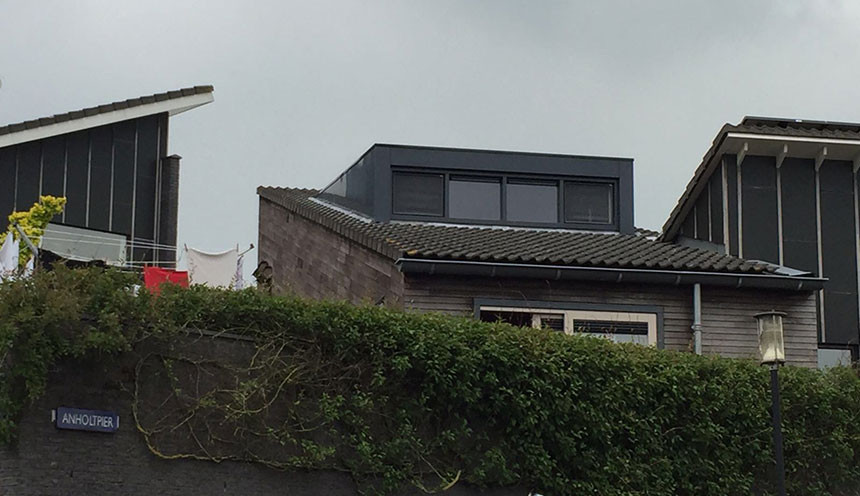 Eindresultaat grote zwarte dakkapel Zaandam veraf.