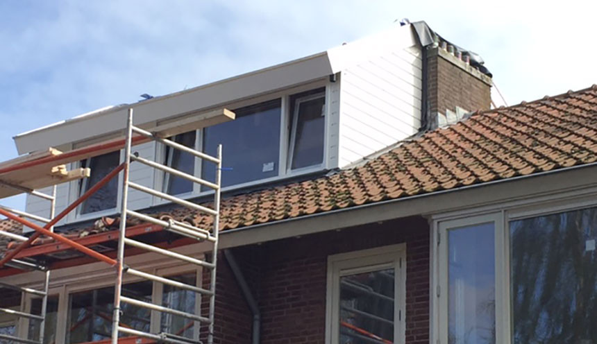 Witte dakopbouw Amstelveen installatie, buitenaanzicht.