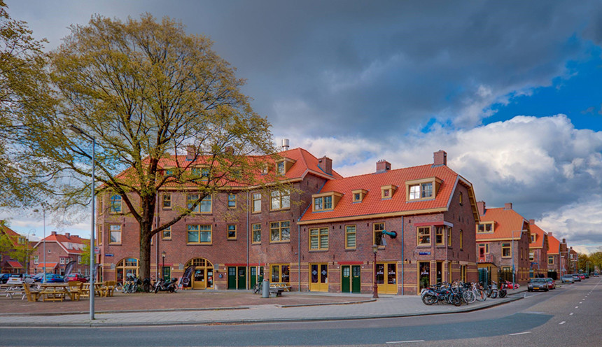 Renovatie dakkapellen Amsterdam Van der Pek, buitenaanzicht veraf.