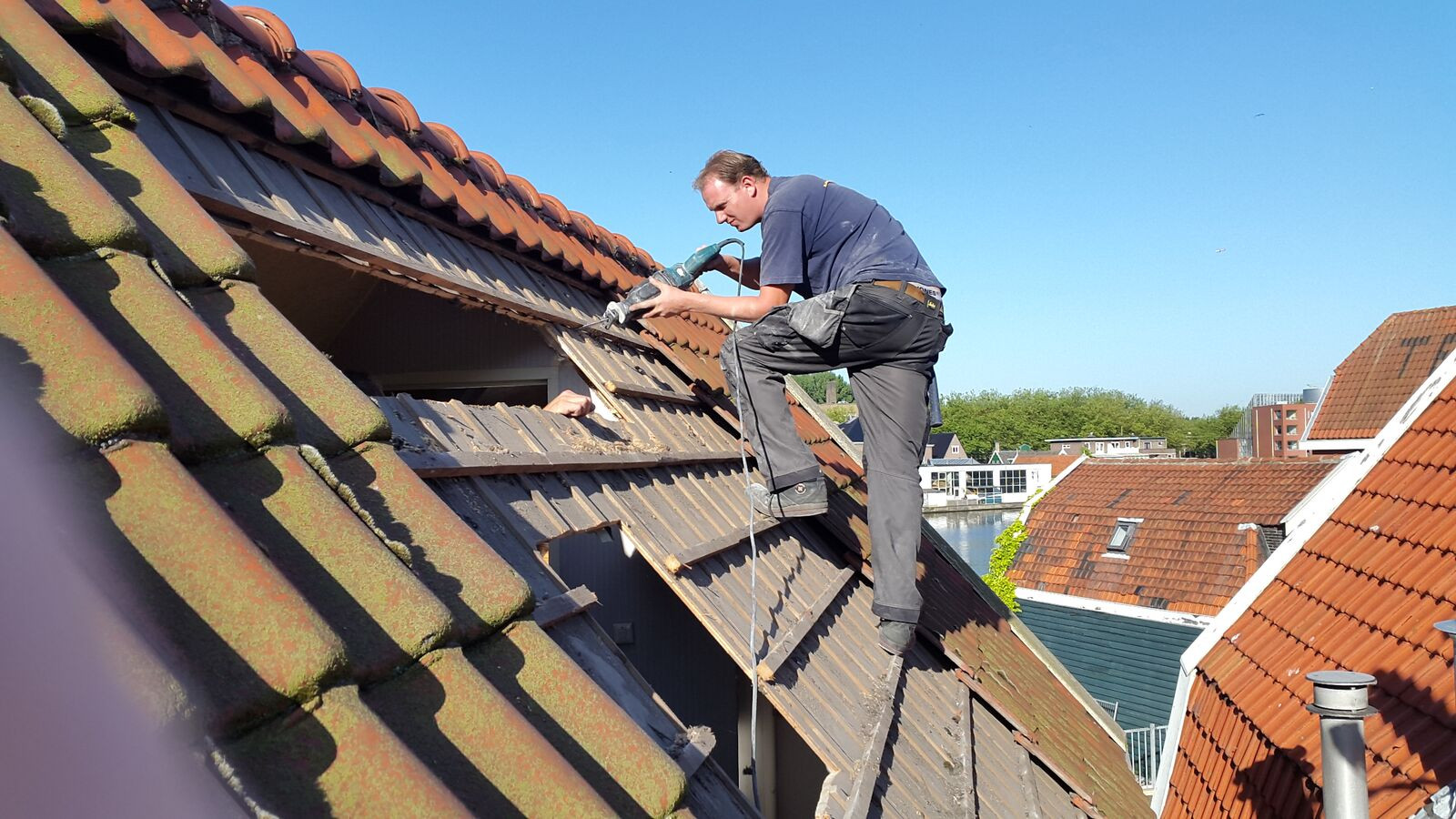 Dakopbouw Zaandam gat in het dak zagen door Ruiter Dakkapellen.