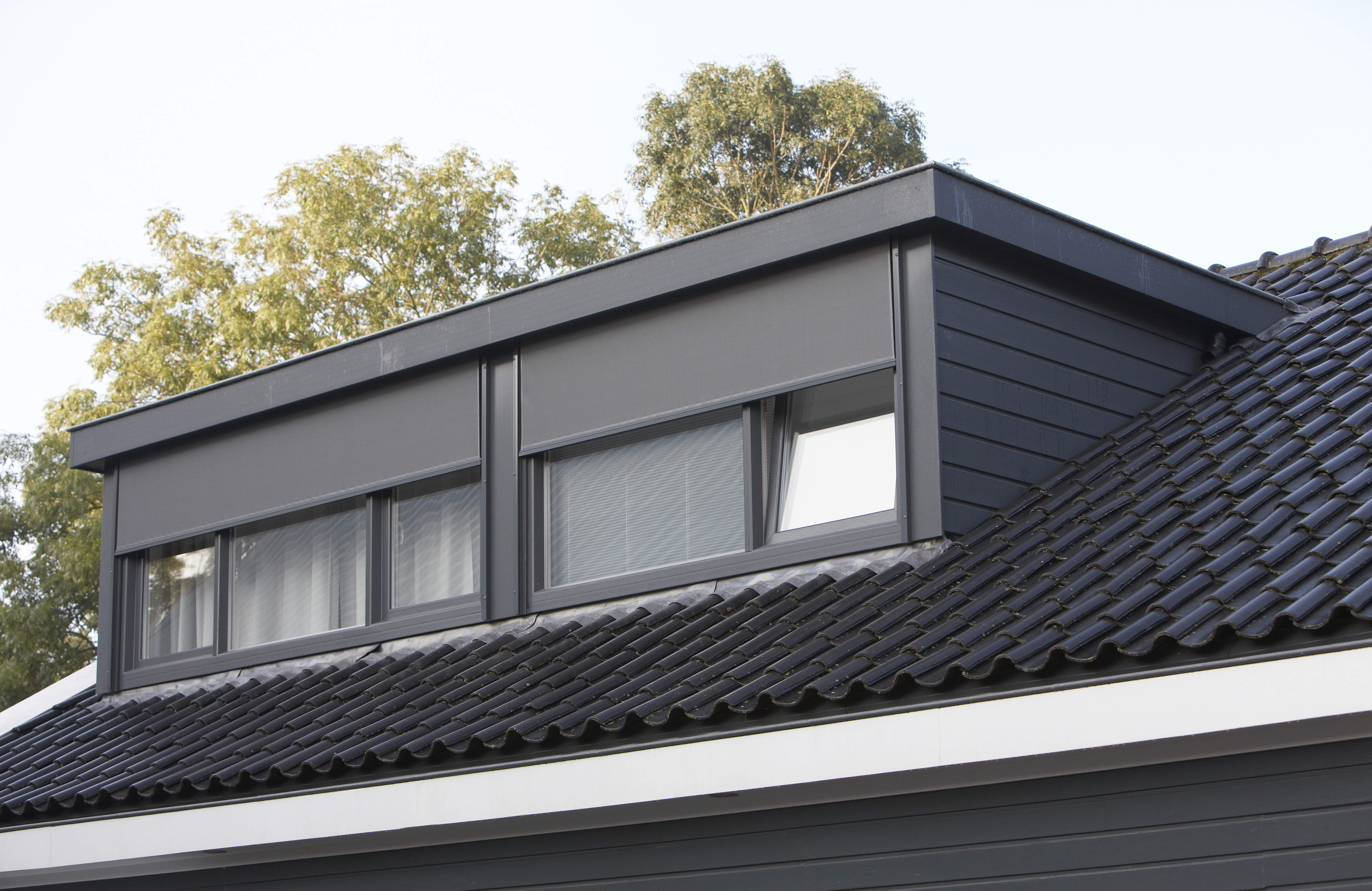 Zwarte zonwering screen dakkapel. Zwarte dakkapel plat dak.