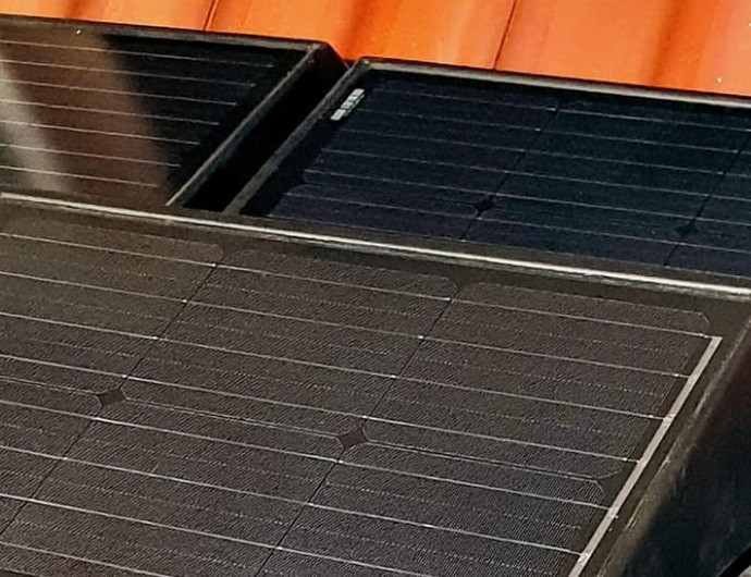 Detailfoto van zonnepanelen op een dakkapel.