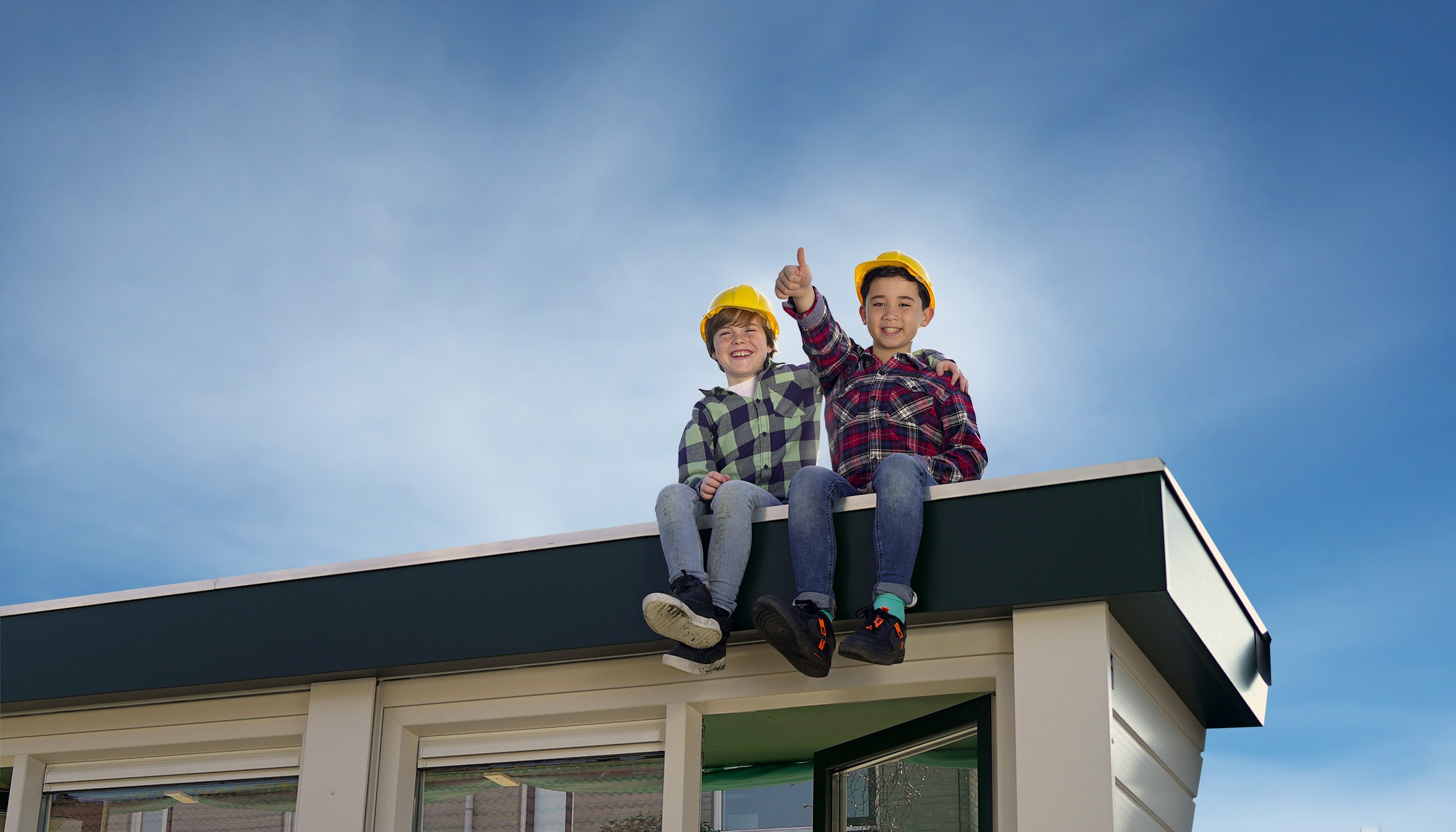 Kinderen bovenop prefab dakkapel. Werken bij Ruiter Dakkapellen.