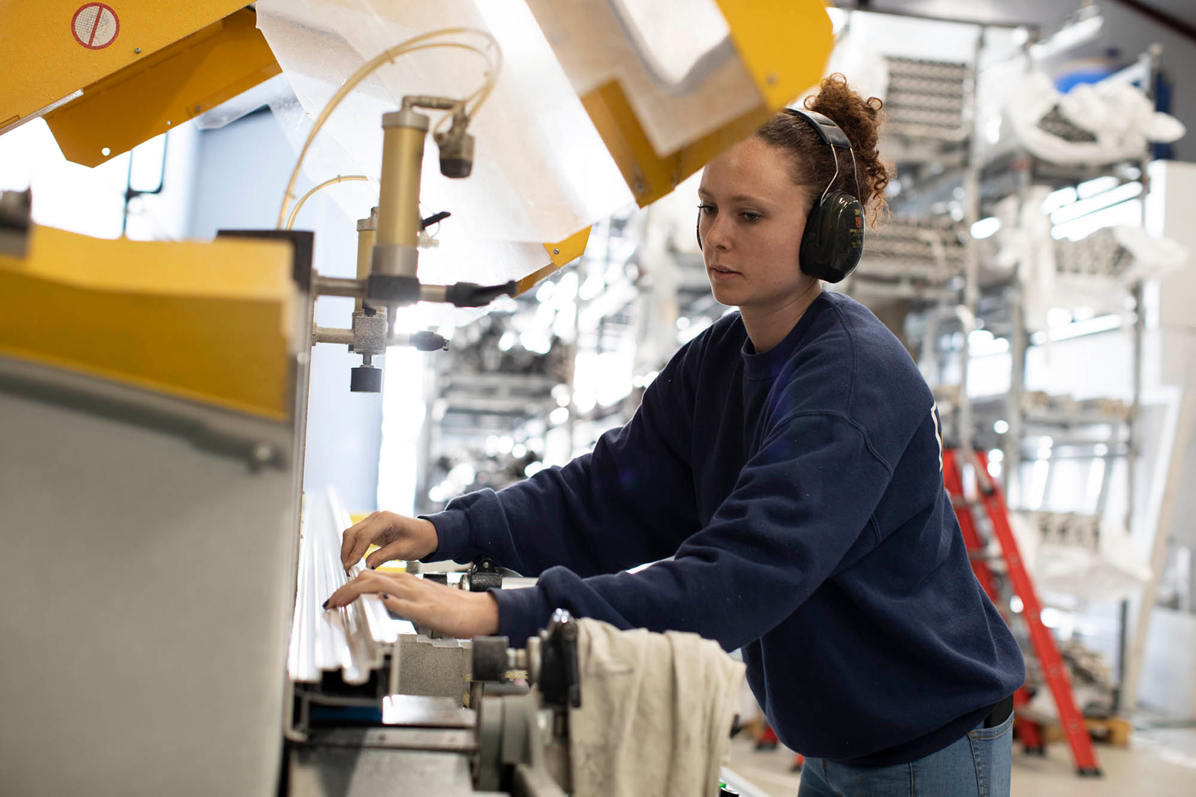 Het Trespa wordt gezaagd door Ruiter Dakkapellen in de fabriek.