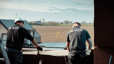 dakkapel monteurs aan het werk in een dakkapel