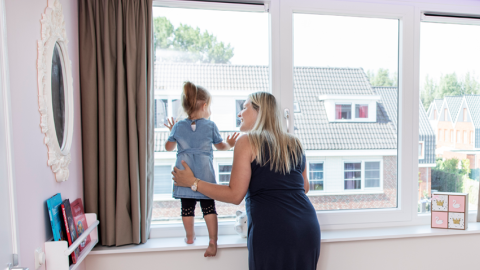 Dakkapel binnenkant afwerken. Witte dakkapel afgewerkt in kinderkamer.