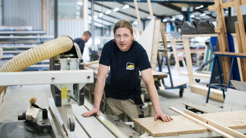 Ruiter Dakkapellen medewerker in de fabriek