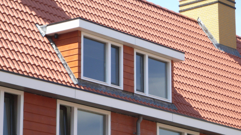 Houten dakkapel. Dakkapel onderhoud voor dakkapel: wit en houtnerf.