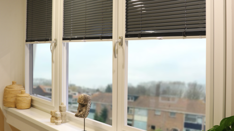 Raamdecoratie. Zwarte zonwering voor een dakkapel van Ruiter Dakkapellen.