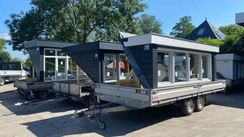 ruiter dakkapellen op een aanhangwagen