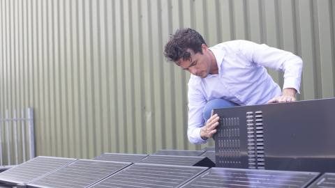 Geïnstalleerde zonnepanelen. Soms kunnen zonnepanelen op een dakkapel.